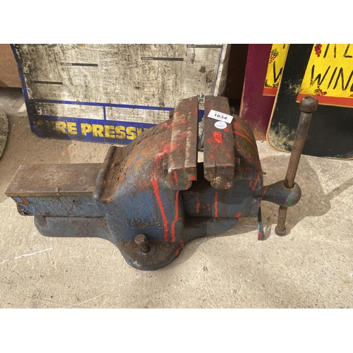 1634 - A VINTAGE HEAVY DUTY CAST BENCH VICE