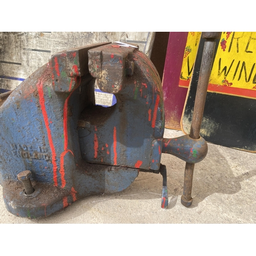 1634 - A VINTAGE HEAVY DUTY CAST BENCH VICE