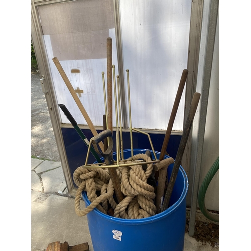 1658 - A PLASTIC BIN OF ASSORTED GARDEN TOOLS, ROPE ETC