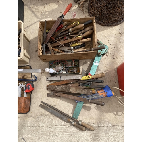 1665 - A MIXED LOT OF VINTAGE TOOLS, PLANES ETC