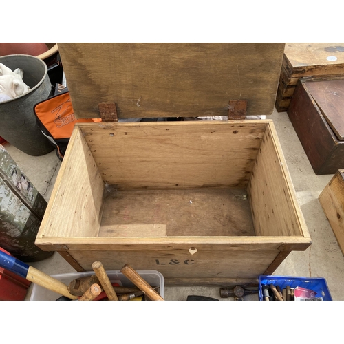 1669 - A WOODEN BOX OF ASSORTED VINTAGE HAND TOOLS, MALLETS ETC