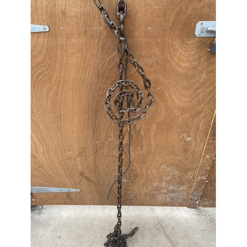 1553 - A VINTAGE STYLE CHAIN DESIGN LAMP/SIGN BRACKET