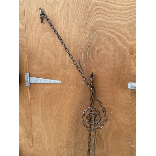 1553 - A VINTAGE STYLE CHAIN DESIGN LAMP/SIGN BRACKET