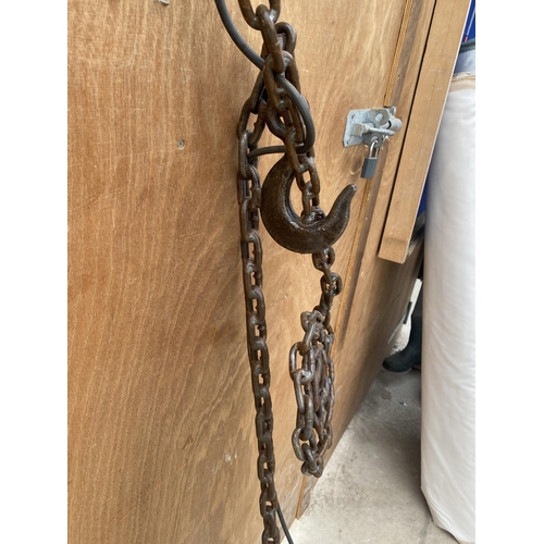 1553 - A VINTAGE STYLE CHAIN DESIGN LAMP/SIGN BRACKET