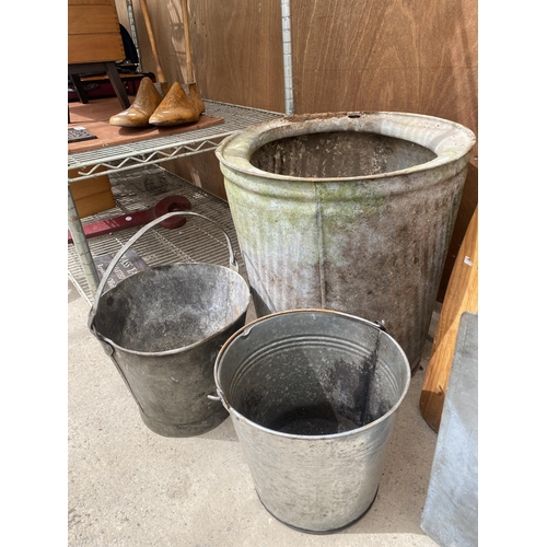 1570 - A VINTAGE GALVANISED DOLLY TUB AND TWO GALVANISED BUCKETS