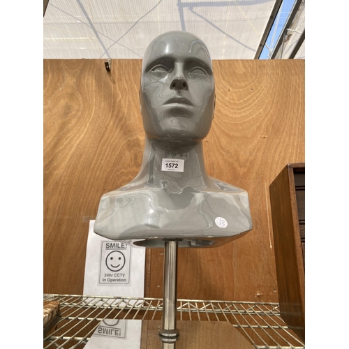 1572 - A RETRO FIBREGLASS MANNEQUIN HEAD ON A STEEL BASE