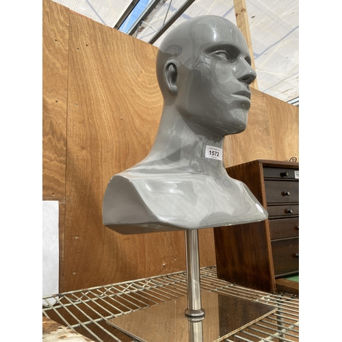 1572 - A RETRO FIBREGLASS MANNEQUIN HEAD ON A STEEL BASE