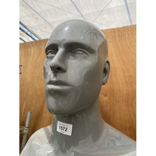 1572 - A RETRO FIBREGLASS MANNEQUIN HEAD ON A STEEL BASE