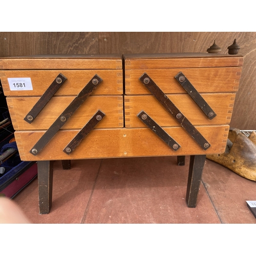 1581 - A VINTAGE WOODEN CONCERTINA SEWING BOX WITH THREAD