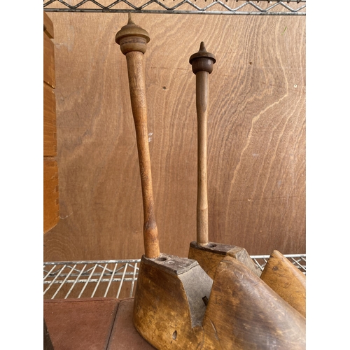 1582 - A PAIR OF LARGE WOODEN VINTAGE SHOE STRETCHERS