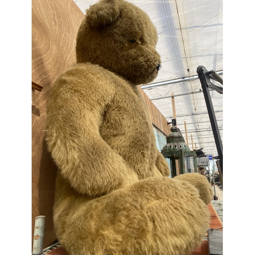 A LARGE VINTAGE TEDDY BEAR (H:94CM)