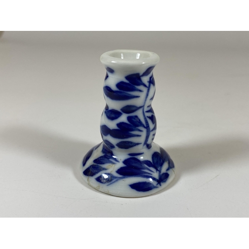 329 - A MINIATURE CHINESE BLUE AND WHITE KANGXI REVIVIAL STYLE SMALL CANDLE HOLDER, UNMARKED, HEIGHT 5.5CM