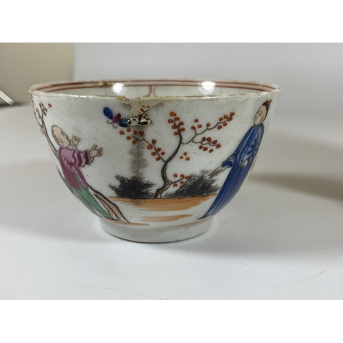 330 - AN 18TH CENTURY PORCELAIN TEA BOWL AND SAUCER WITH ORIENTAL FIGURES DESIGN, SAUCER DIAMETER 13CM