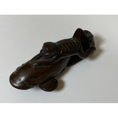 336 - AN ORIENTAL NETSUKE OF A TURTLE MONKEY RIDING A NAMAZU (EARTHQUAKE FISH) SIGNED TO BASE, LENGTH 6.5C... 