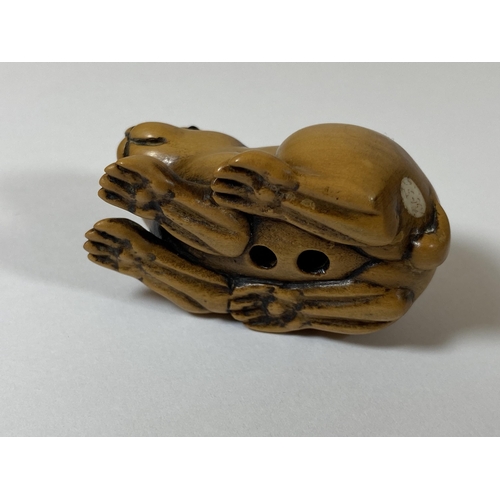 337 - AN ORIENTAL NETSUKE OF A RABBIT, SIGNED WITH BONE INSET MAKERS PLAQUE, LENGTH 5CM