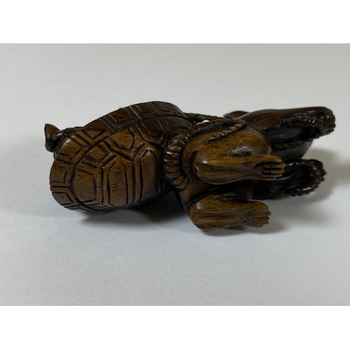 338 - AN ORIENTAL NETSUKE OF A MOUSE DRAGGING A TURTLE, UNSIGNED, LENGTH 5.5CM