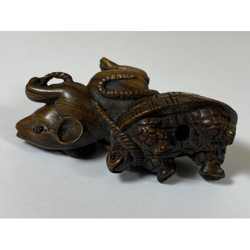 338 - AN ORIENTAL NETSUKE OF A MOUSE DRAGGING A TURTLE, UNSIGNED, LENGTH 5.5CM