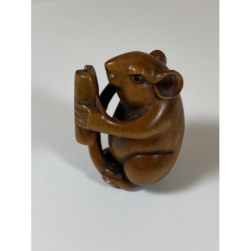 339 - AN ORIENTAL NETSUKE OF A RABBIT READING, HAND A/F, SIGNED TO BASE, HEIGHT 4.5CM