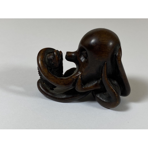 341 - AN ORIENTAL NETSUKE OF AN OCTUPUS AND FISH, SIGNED WITH MOTHER OF PEARL MAKERS MARK, HEIGHT 3.5CM