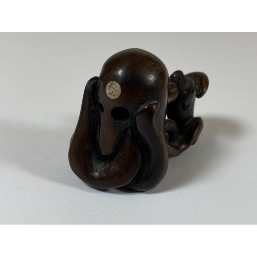 341 - AN ORIENTAL NETSUKE OF AN OCTUPUS AND FISH, SIGNED WITH MOTHER OF PEARL MAKERS MARK, HEIGHT 3.5CM