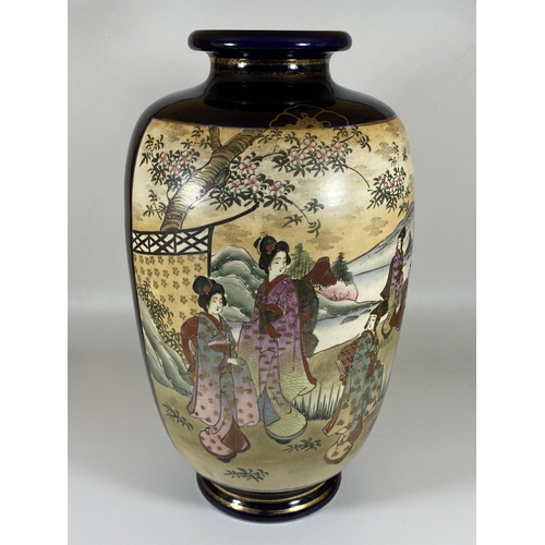 342 - A LARGE JAPANESE HAND PAINTED MEIJI PERIOD VASE, WITH PANELLED DESIGN DEPICTING FIGURES BY A RIVER, ... 