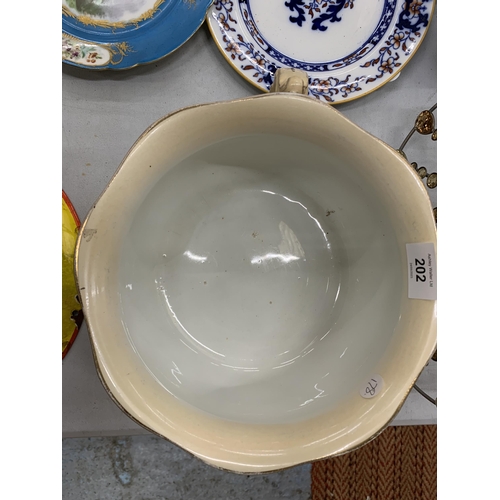 202 - A VINTAGE DOULTON CHAMBER POT