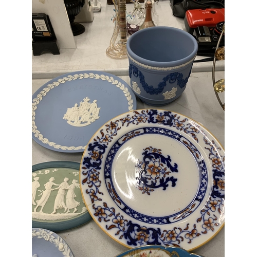 204 - A QUANTITY OF WEDGWOOD ITEMS TO INCLUDE A PLANTER, PLATES AND PLAQUES PLUS TERRACOTTA TILES, MINTON ... 