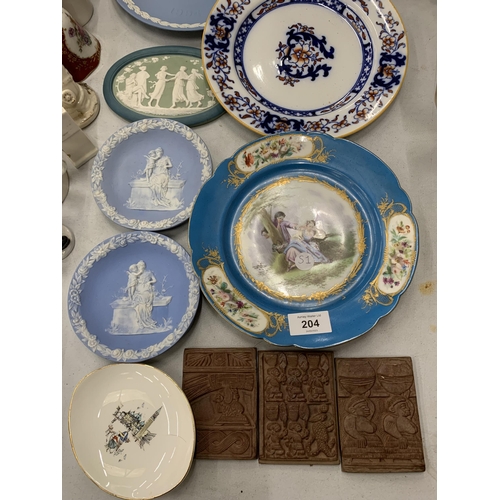 204 - A QUANTITY OF WEDGWOOD ITEMS TO INCLUDE A PLANTER, PLATES AND PLAQUES PLUS TERRACOTTA TILES, MINTON ... 