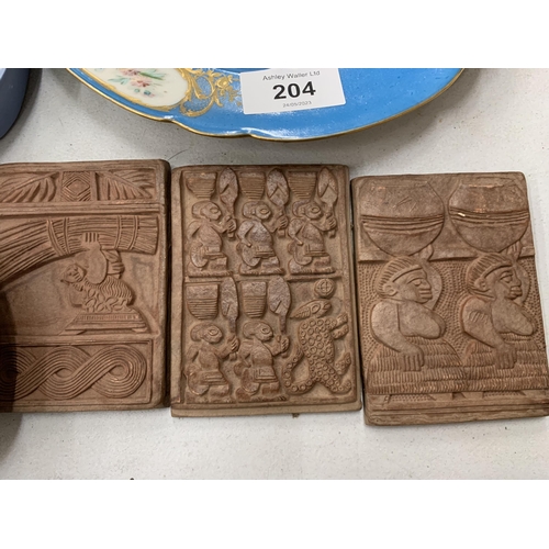 204 - A QUANTITY OF WEDGWOOD ITEMS TO INCLUDE A PLANTER, PLATES AND PLAQUES PLUS TERRACOTTA TILES, MINTON ... 