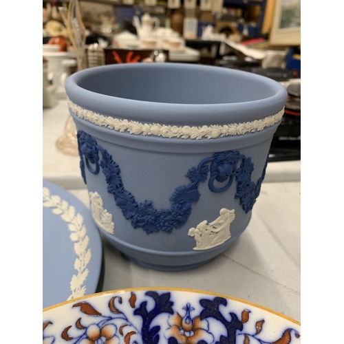 204 - A QUANTITY OF WEDGWOOD ITEMS TO INCLUDE A PLANTER, PLATES AND PLAQUES PLUS TERRACOTTA TILES, MINTON ... 