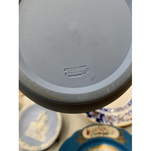 204 - A QUANTITY OF WEDGWOOD ITEMS TO INCLUDE A PLANTER, PLATES AND PLAQUES PLUS TERRACOTTA TILES, MINTON ... 