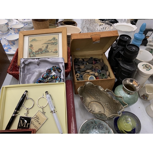 206 - A MIXED LOT OF ASSORTED ITEMS, BOXED ITEMS, DRAUGHT PIECES ETC