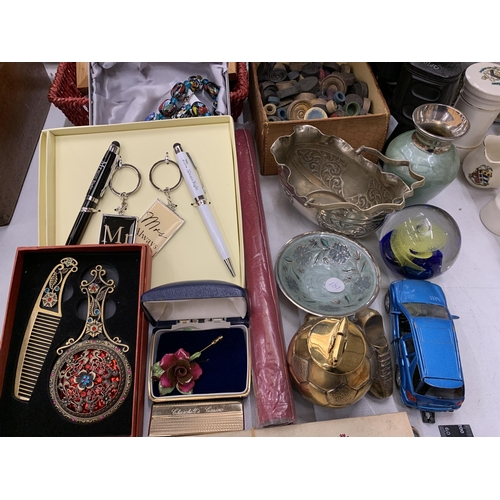 206 - A MIXED LOT OF ASSORTED ITEMS, BOXED ITEMS, DRAUGHT PIECES ETC