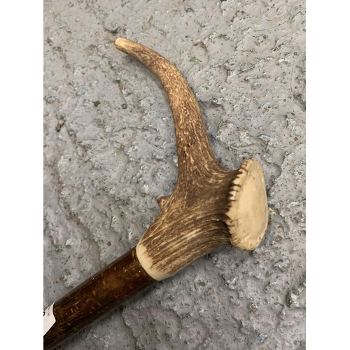 209 - A VINTAGE HORN HANDLED WALKING STICK