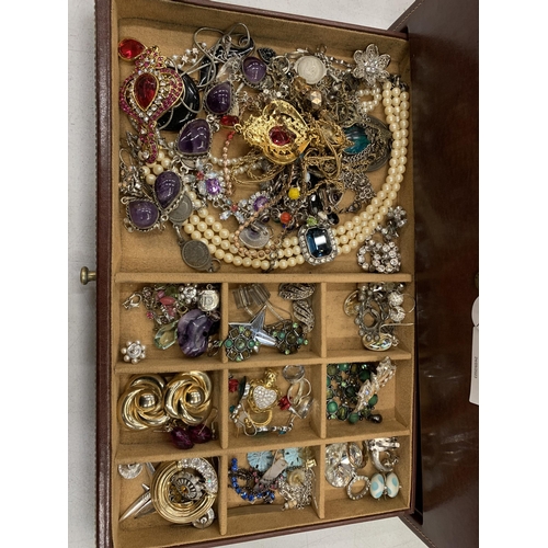 214 - A JEWELLERY BOX CONTAINING ASSORTED COSTUME JEWELLERY