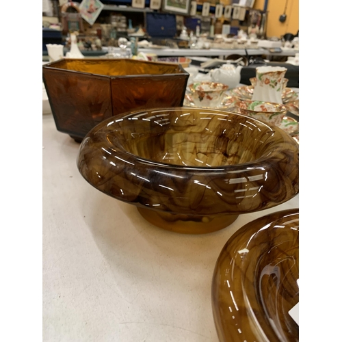 226 - THREE AMBER CLOUD GLASSWARE BOWLS TO INCLUDE ONE WITH EMBOSSED KINGFISHERS