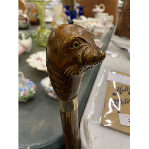 233 - A VINTAGE WALKING STICK WITH SEAL HEAD TOP