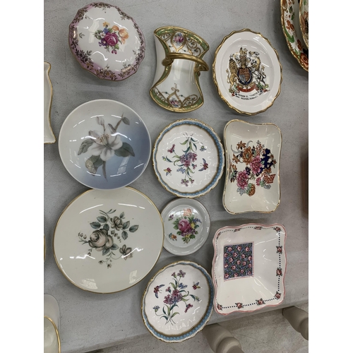 265 - A QUANTITY OF TRINKET PLATES AND PIN DISHES TO INCLUDE ROYAL COPENHAGEN, MASON'S, ROYAL ALBERT, SPOD... 