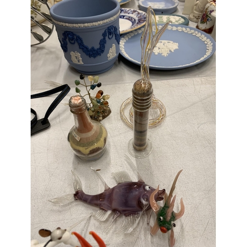 279 - A GROUP OF GLASSWARE ANIMALS, BLUE OCTOPUS ETC