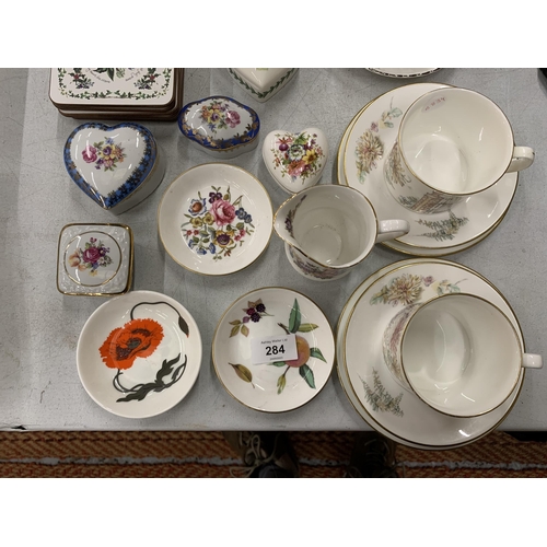 284 - A MIXED GROUP OF CERAMICS TO INCLUDE WEDGWOOD, ROYAL WORCESTER ETC