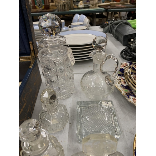 287 - A COLLECTION OF 19TH CENTURY AND LATER GLASSWARE, CUT GLASS DECANTER, ETCHED GLASS ETC