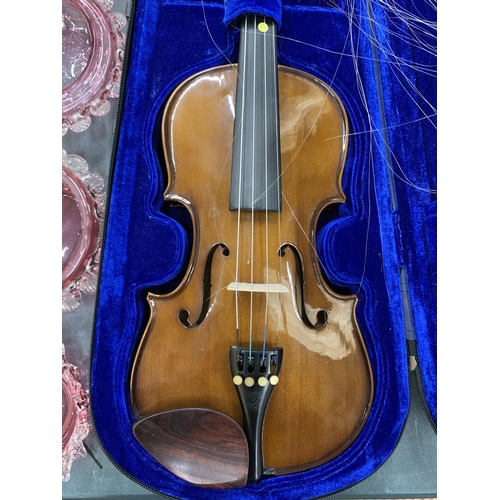 294 - A CASED ALAN GREGORY VIOLIN WITH BOW 3/4 SIZE