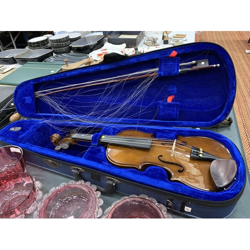 294 - A CASED ALAN GREGORY VIOLIN WITH BOW 3/4 SIZE