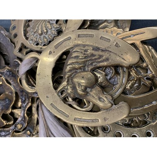 298 - A COLLECTION OF VINTAGE HORSE BRASSES