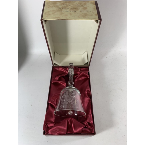 66 - * A COLLECTION OF THREE BOXED PRESENTATION ITEMS, GLASS VASE FROM GMP SENIOR OFFICERS, MESS 1991, BR... 