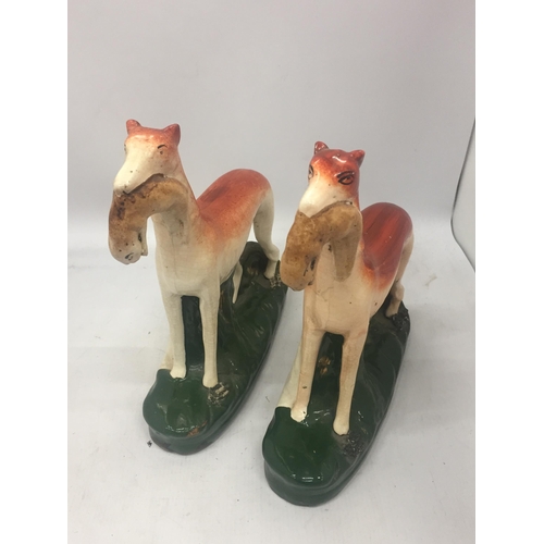 11 - A PAIR OF STAFFORDSHIRE HUNTING DOGS, HEIGHT 28CM