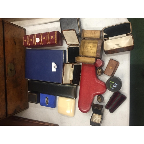 17 - A COLLECTION OF ANTIQUE AND VINTAGE JEWELLERY BOXES TO INCLUDE A TOOLED GILT AND LEATHER BOOKEND DES... 