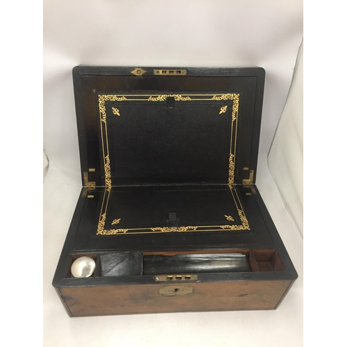 18 - AN EARLY 20TH CENTURY WALNUT AND BRASS WRITING SLOPE WITH INNER BLACK LEATHER AND GILT SLOPE AND INK... 