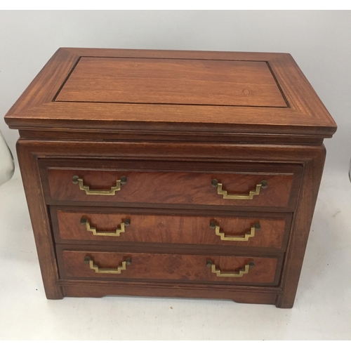 23 - AN ORIENTAL DESIGN YEW WOOD TABLE TOP JEWELLERY CHEST OF THREE DRAWERS, 31 X 20 X 25CM