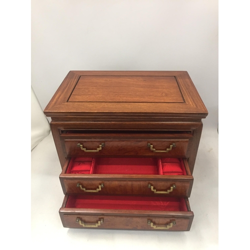 23 - AN ORIENTAL DESIGN YEW WOOD TABLE TOP JEWELLERY CHEST OF THREE DRAWERS, 31 X 20 X 25CM